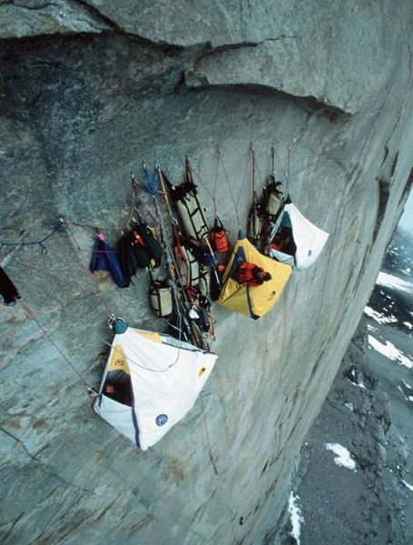 extreme_hanging_tents_640_02.jpg